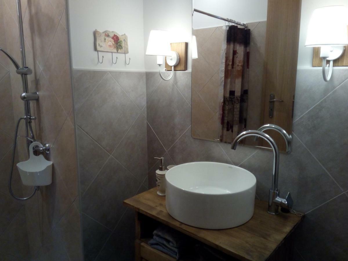 Apartment "Happiness" Near Metro And Center Atina Dış mekan fotoğraf