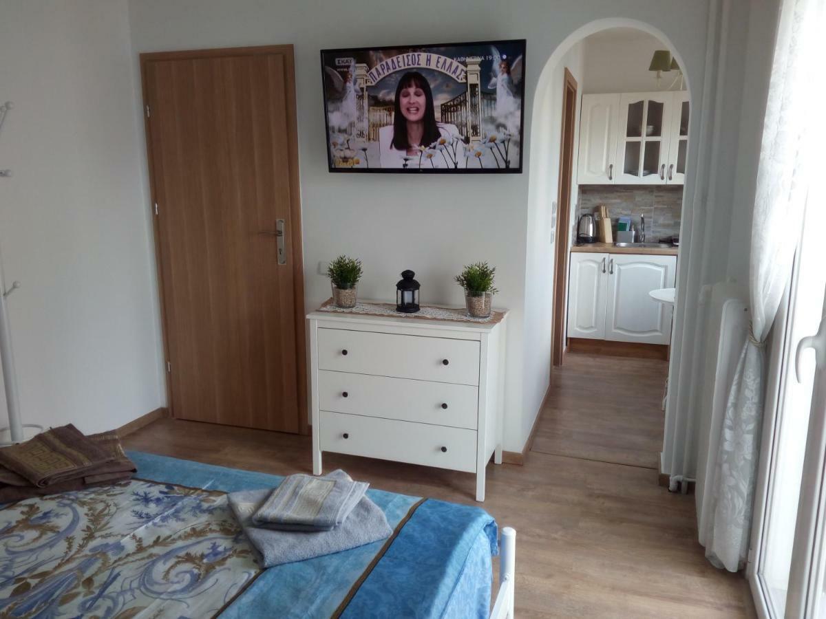 Apartment "Happiness" Near Metro And Center Atina Dış mekan fotoğraf