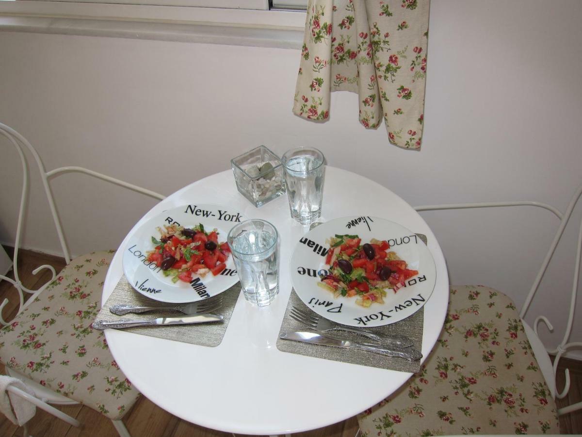Apartment "Happiness" Near Metro And Center Atina Dış mekan fotoğraf